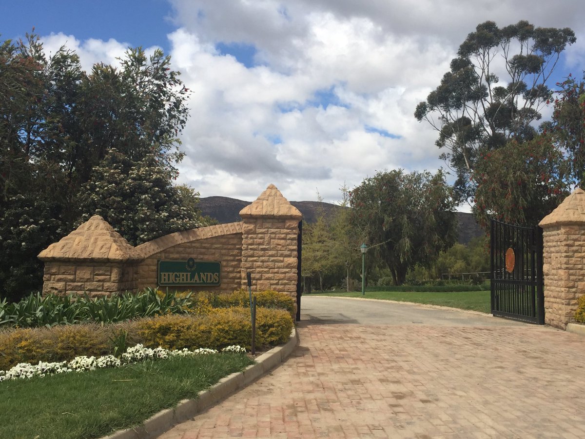 debutantedancer's tweet photo. Huge thanks to #MikeSharkey and his team @Highlands_Stud for showing us around today. #Dynasty #Jackson https://t.co/Sv0SYPwLz9