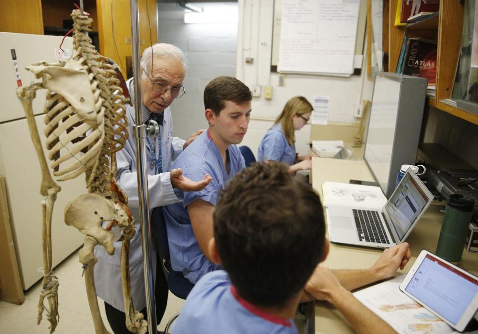 Medical students’ intimate connection with the dead: owl.li/fEXQ304qxIm
