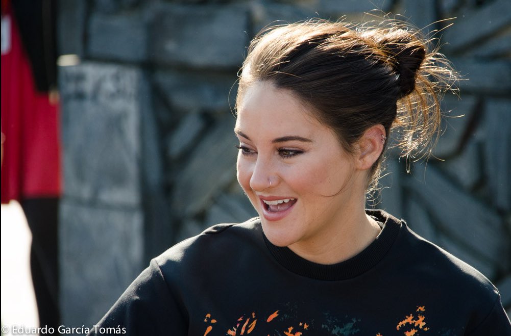 Shailene_Spain's tweet photo. Mas fotografías del Photocall en el Festival de San Sebastián #64SSIFF https://t.co/cYvpJ8bpLn