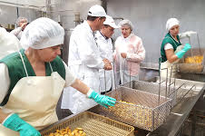 Rosa Quintana,conselleira do Mar, comprobó de primera mano la calidad y elaboración artesanal de nuestras conservas. #PruebaLoBueno