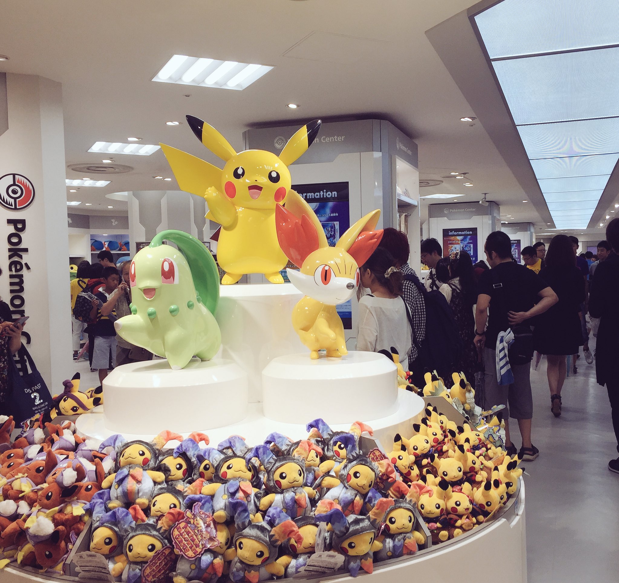 おいでよ名古屋 おいなご ポケモントレーナーの皆も 名古屋においでよ ポケモンセンターナゴヤは 昔はオアシス21にあったけど 今は松坂屋の奥地にあるよ 手持ちポケモンの回復はできないけど 名古屋限定アイテムもあるから 是非立ち寄ってね