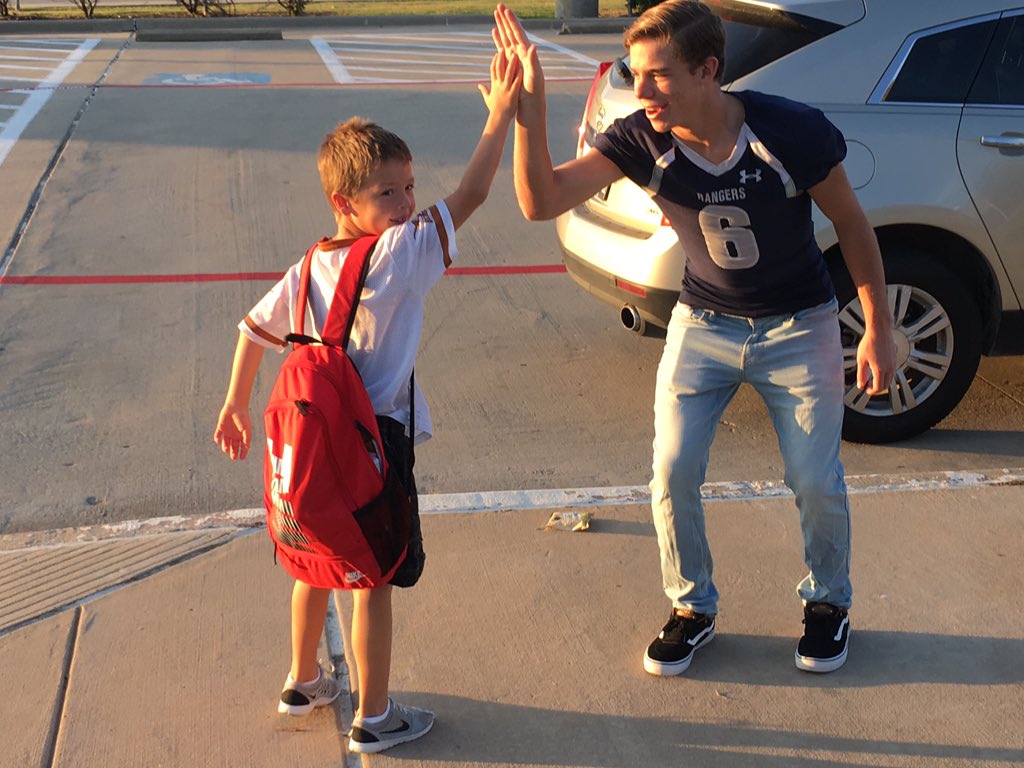 Coach_Fitzhugh's tweet photo. Lone Star football serving the Ranger Nation #RangerReload #RangersSupportFutureRangers https://t.co/2Cvv6wVKE1