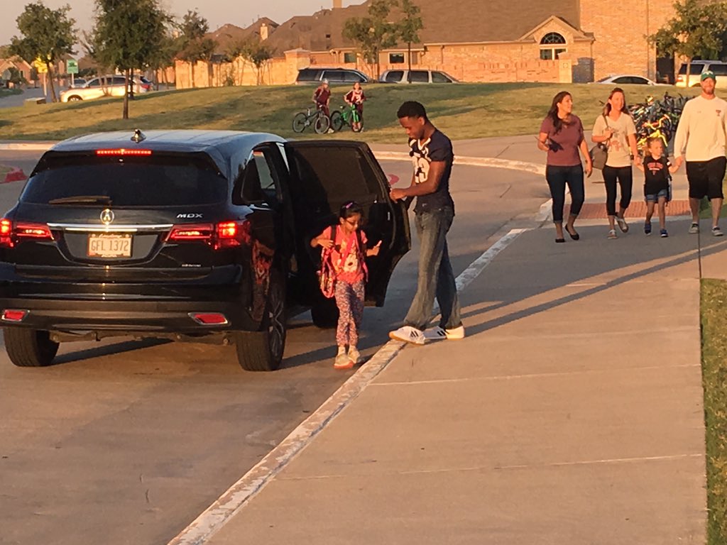 Coach_Fitzhugh's tweet photo. Lone Star football serving the Ranger Nation #RangerReload #RangersSupportFutureRangers https://t.co/2Cvv6wVKE1