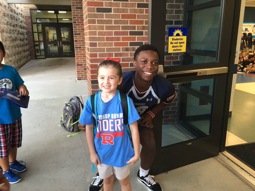 Coach_Fitzhugh's tweet photo. Lone Star football serving the Ranger Nation #RangerReload #RangersSupportFutureRangers https://t.co/2Cvv6wVKE1