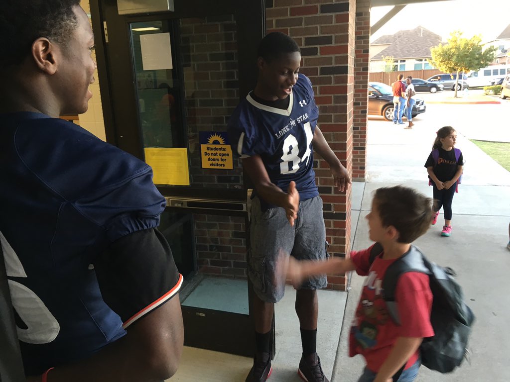 Coach_Fitzhugh's tweet photo. Lone Star football serving the Ranger Nation #RangerReload #RangersSupportFutureRangers https://t.co/2Cvv6wVKE1