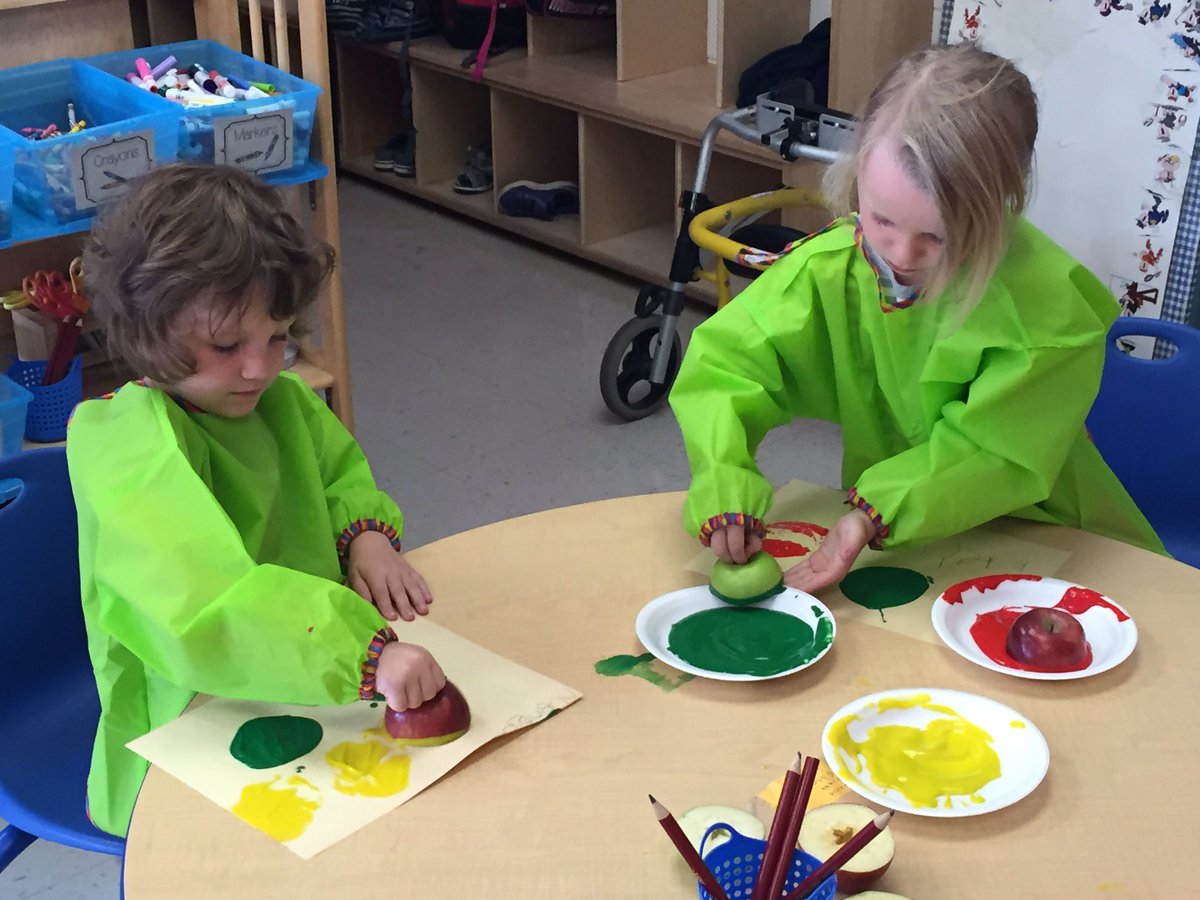 LisaConway17's tweet photo. Exploring with #ApplePrinting #Inquiry #KindergartenLearning @RCDSB @walzad https://t.co/agatZpEBz8