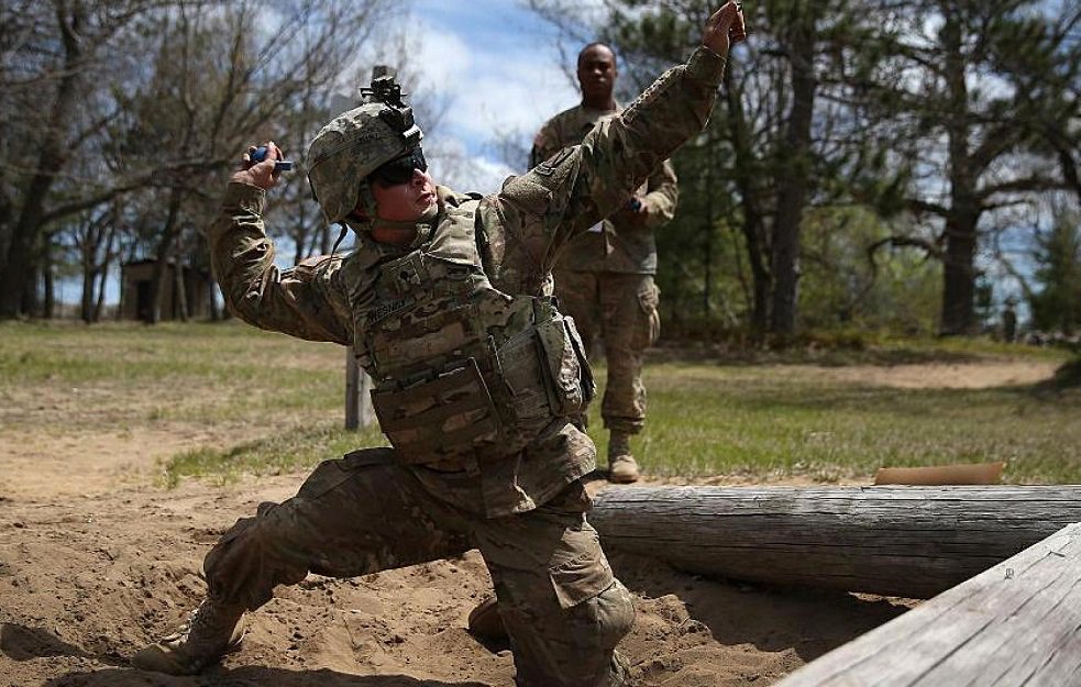 окоп для метания боевых гранат. парень окоп гранаты. граната в руке. кидание гранаты в армии.