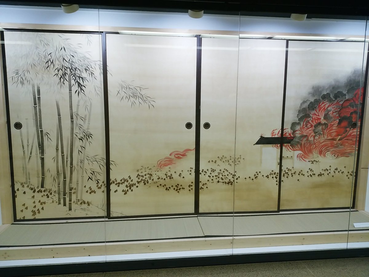 きのこの山が炎に包まれる チョコをチョコで洗う きのこたけのこ戦争 をモチーフにした襖絵が 無常観に満ち溢れる Togetter