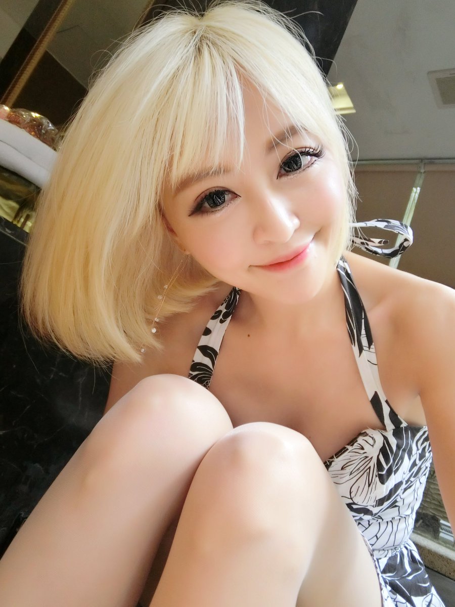 lucycecile's tweet photo. 每次腿模的影片一出，私訊就會出現奇觀，一堆人在咪我要買我穿過的絲襪......這什麼鬼啊🙄

我也只能已讀不回啊！不要為難🐰🐰嘛！ https://t.co/0zQLXxyMFt