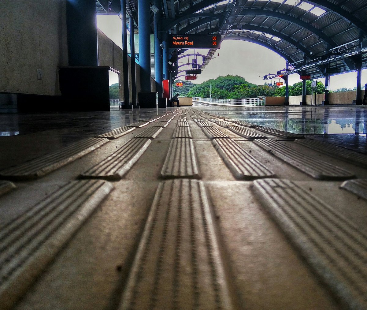 flicker_scape's tweet photo. The path.
#winklets #photography #MetroTrains #station #Path #MobilePhotography #Lenovo https://t.co/OxfaZEdN3n
