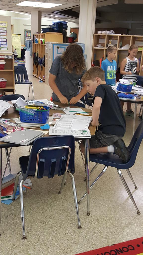 rpricerosier's tweet image. 5th grade working on some cool science &quot;stuff&quot;!
#rocketdesign @NicoleKNorris @Prettyboyes1