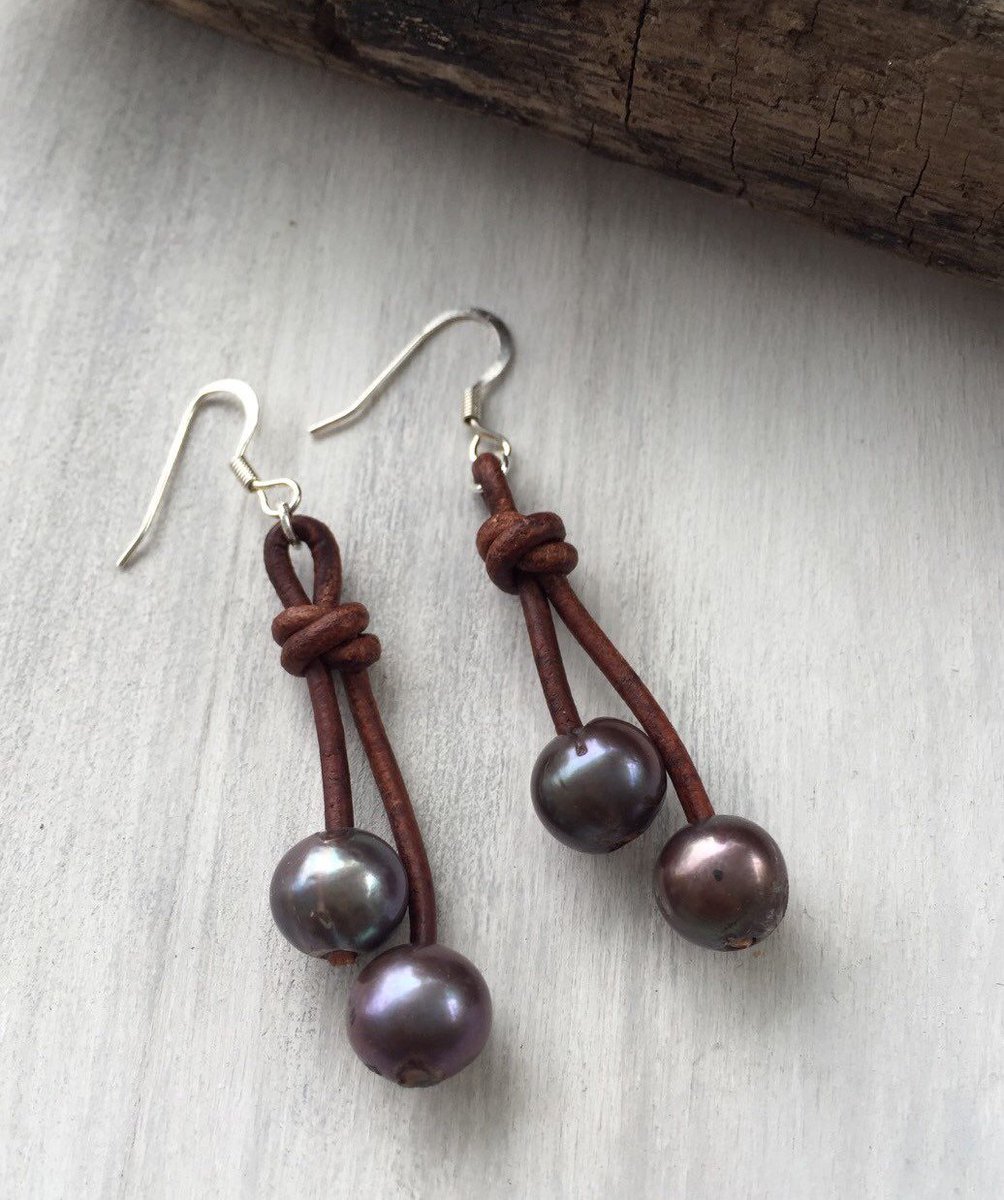 apolla_69's tweet photo. Leather and pearls #etsyshop #handmade #earrings #earringfashion #leatherandpearls #etsyseller #etsyhunter #etsyu... https://t.co/19qNZvOGvt