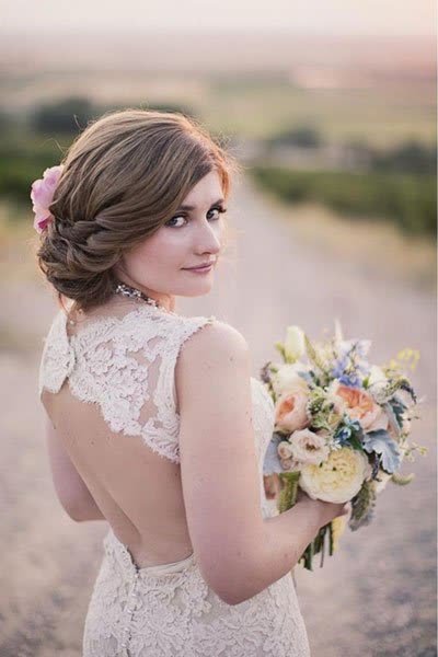 Take some inspiration for your bridal hair here: bridalguide.com/beauty-health/…