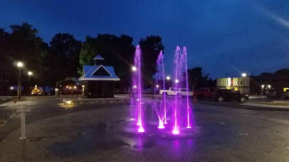 The splash pad will be running daily from 8AM-6:45PM!
Mon-Thurs, starting at 7PM, there will be a 5-min Light Show every 15 min! #NoMi