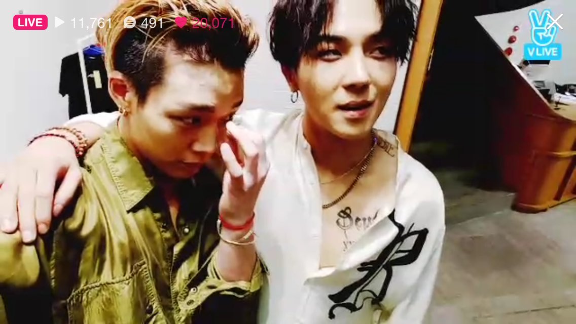 offizel's tweet photo. พี่จะมาใส่เสื้อวับๆแวมๆแบบนี้ไม่ได้นะคะ น้องหายใจไม่ออกเลือดมันไหวเวียนไม่ทัน 5555 #MOBBSTORE https://t.co/CKZdbyeeFf