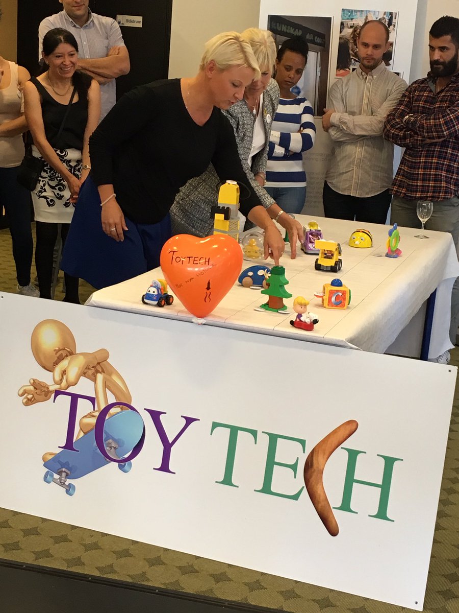 KristinaAlser's tweet photo. @motnyahojder tar nya modiga kliv. @AnnaTenje inviger samarbetet med @Tekniskamuseet o @utbildningsrummet" Toy Tech! #resultat #ase2015 https://t.co/tbWabjYetI
