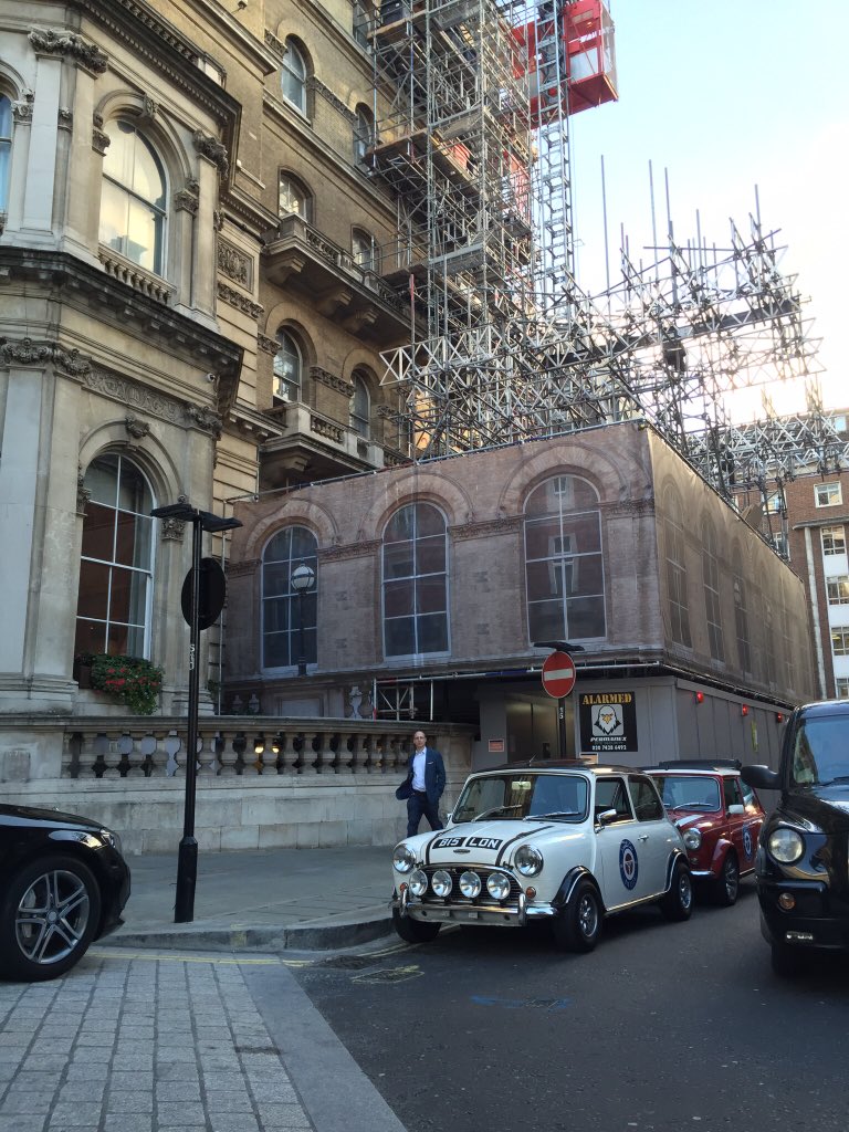 WiltonWCS's tweet image. Spotted in London its mini mania! #mini #minihire @smallcarBIGCITY