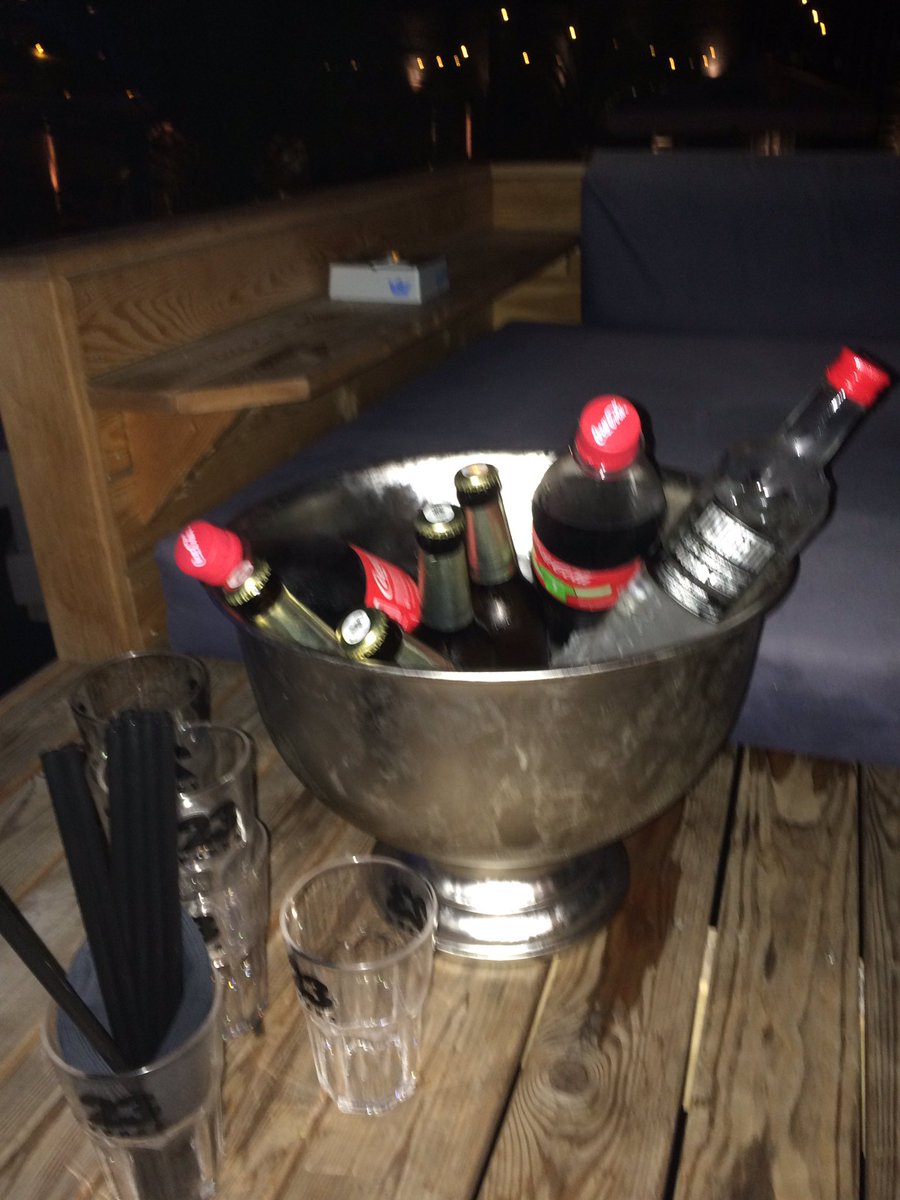 KathrinKox's tweet photo. Aehm ok, der Abend kann beginnen. Cheers. 🍺🍾🍸
#party #haubentaucher #nerlin https://t.co/LtsmEYwzHo