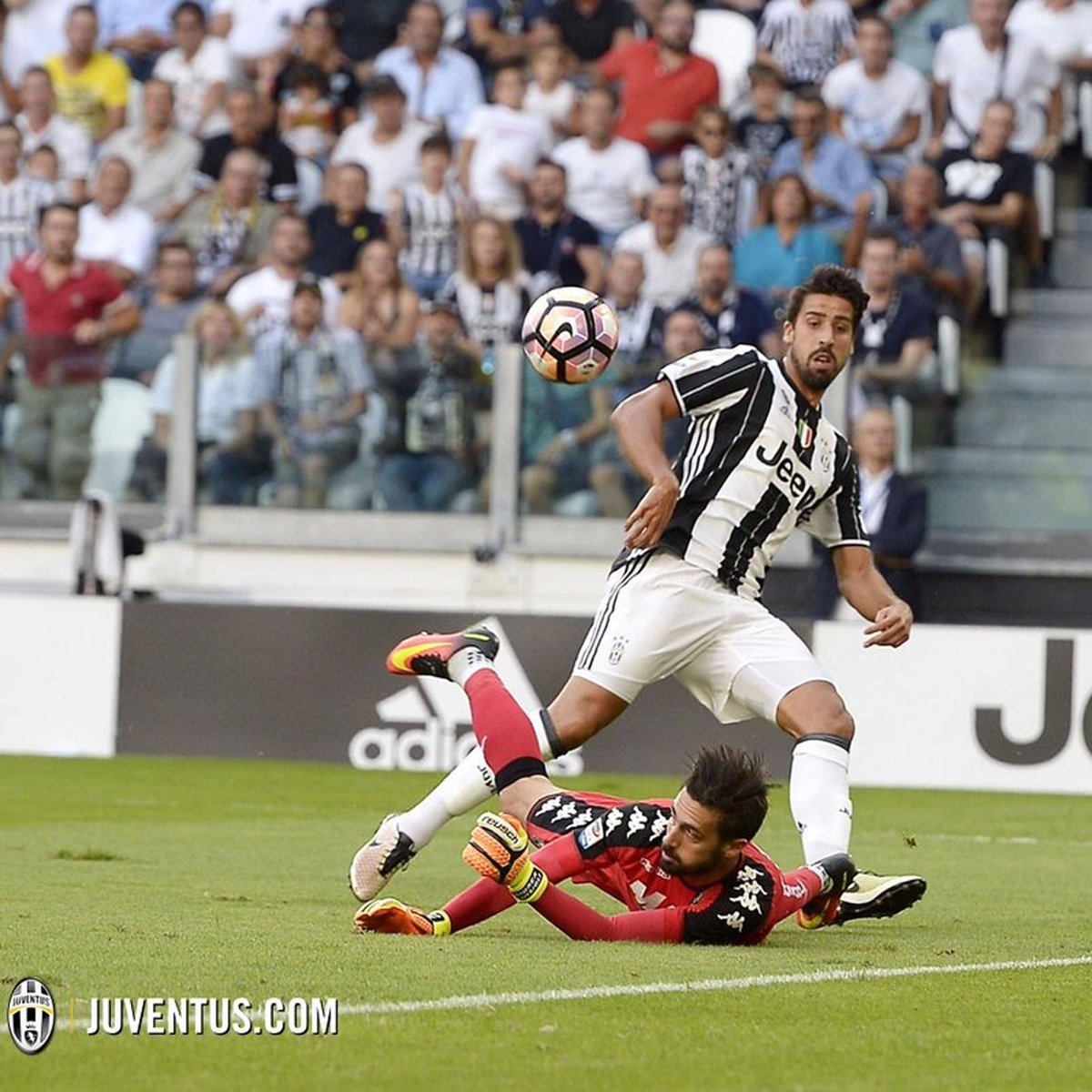 Glad we could win the third game in a row 💪🏼⚫⚪ From now on our focus is on the #UCL match on Wednesday! #ForzaJuve