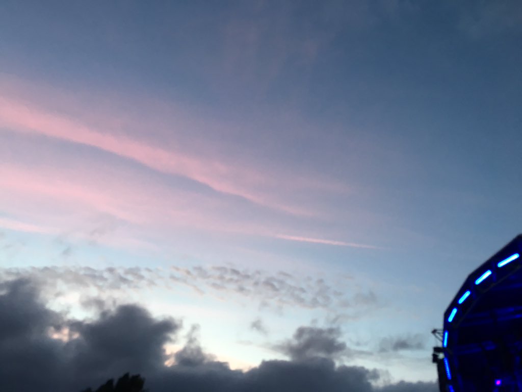 RideTheNetwork's tweet photo. Vapour trail - twice at same time! :) #magic #ridebest https://t.co/nJQzZ3ZO6F