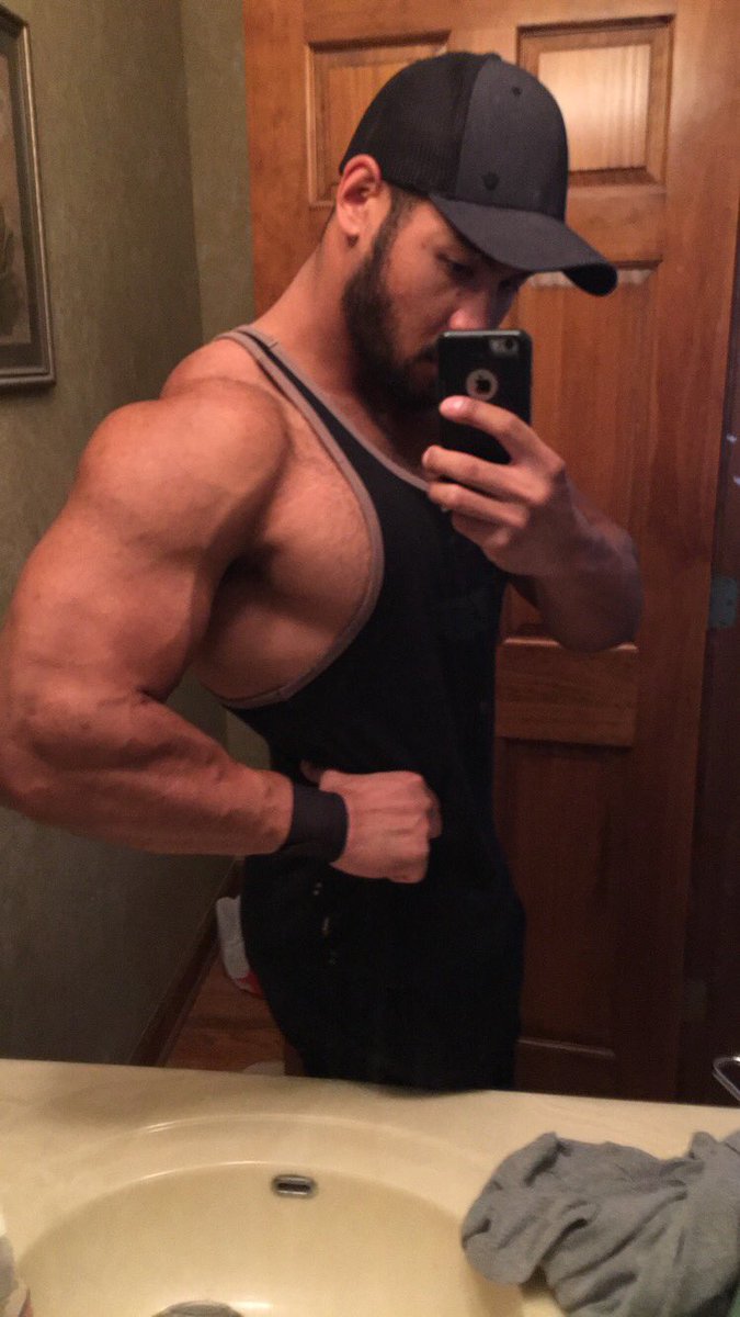 Justin_Cas_'s tweet photo. Yo. Chest and triceps done. Heavy heavy work today. All black everything. #done #Saturday #leanthick https://t.co/6A5VgwKQDP