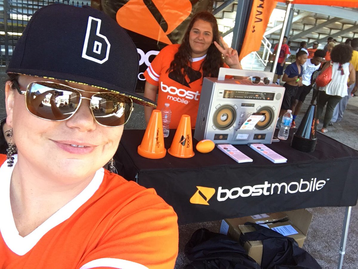 KellyEveleigh's tweet photo. @LMWadeClark @shawcrew_m #WhereYouAt #boostmobile @SPGMERCH Love that #boostswag getting the word out @mrivera416 https://t.co/Y5PRecfFUI