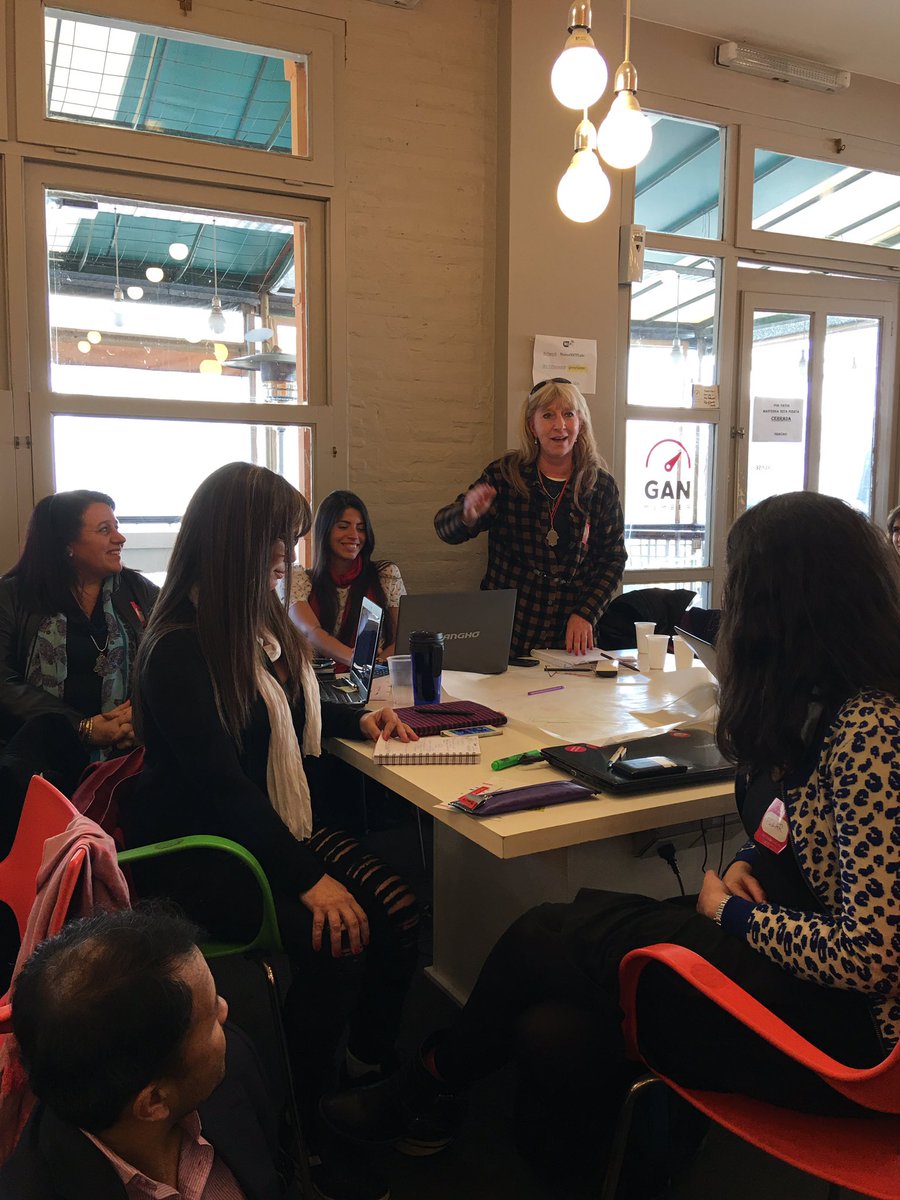 teuss's tweet photo. Los mentores y los proyectos #MediaChicas #hackathon @Chicaspoderarg https://t.co/JmOnEFaZYQ