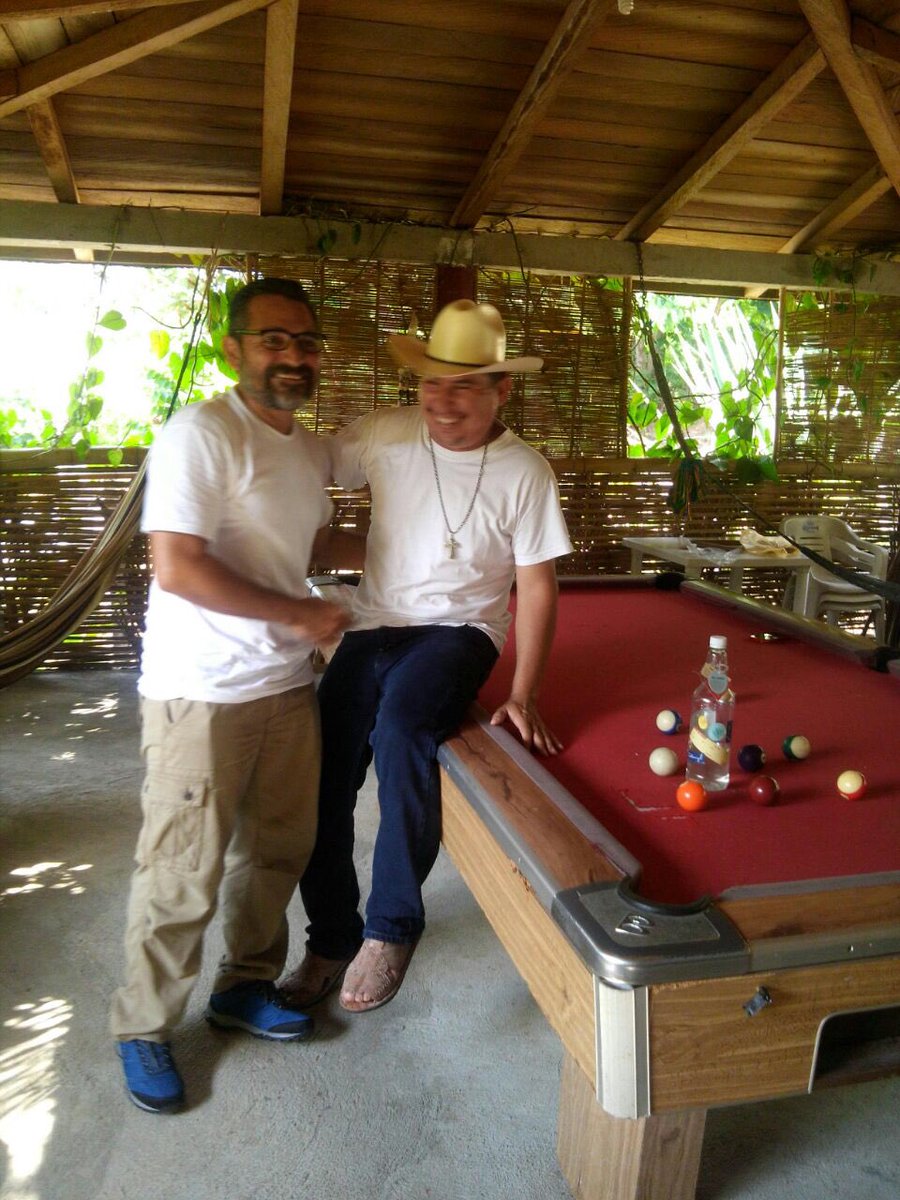 Aquí <a href="/NicoMejiaT/">Nico Mejia</a> con el maestro mezcalero Miguel Silva desde la comunidad Santa Rosa, #Colima
