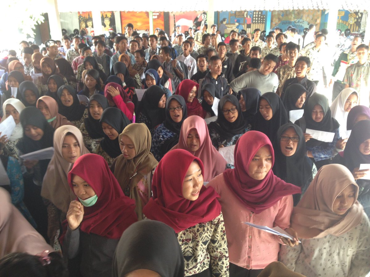 KALPAWIDYA1968's tweet photo. Here we are! 
#sman1ngaglikgoestopaf
#smansagagoestopaf
#smansagagoestopaf2k16 https://t.co/CF1ttetefH
