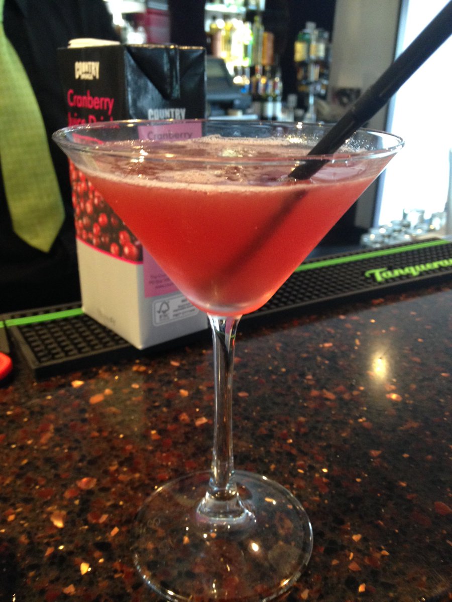 KimbobFilaner's tweet photo. My first cocktail #CocktailMakingClass ๐น https://t.co/0JSI9DH5ZQ