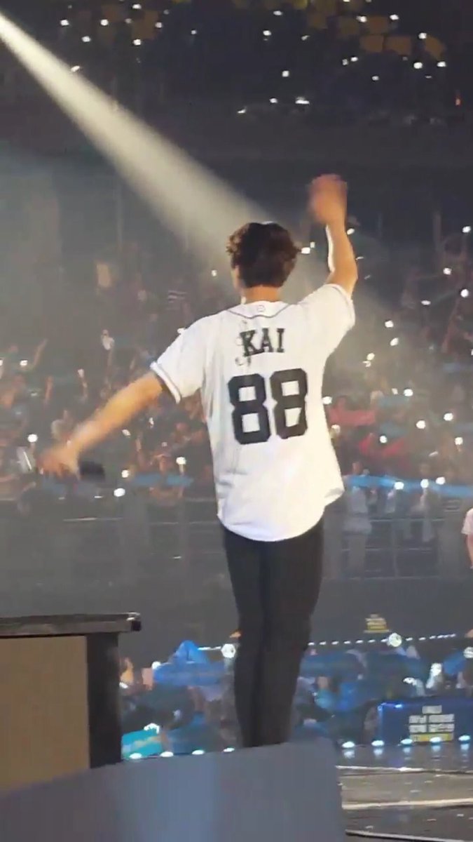 chanbaekista's tweet photo. Staff told kai to sit down for his own safety but kai doesn't want and he started dancing  this kid #EXOrDIUMinBKK https://t.co/TlucCSslD9