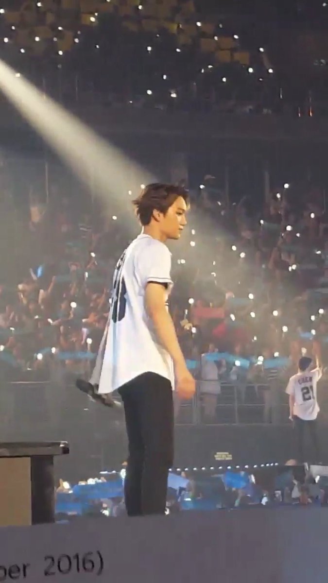 chanbaekista's tweet photo. Staff told kai to sit down for his own safety but kai doesn't want and he started dancing  this kid #EXOrDIUMinBKK https://t.co/TlucCSslD9