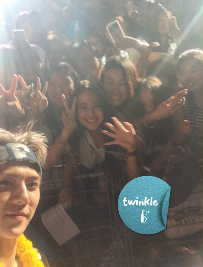 Cheri_Yan's tweet photo. 160910 เซฮุนเอาโทรศัพท์ของแฟนคลับคนนึงมาถ่ายเซลฟี่กับแฟนๆ 😍💕 (cr: twinkleb__) #EXOrDIUMinBKK https://t.co/ENXsgti3NV