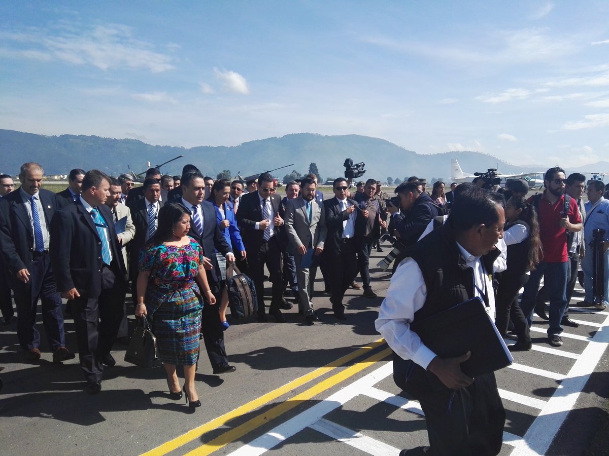 Arnulfo_Chiv's tweet photo. #Quetzaltenango: Presidente @jimmymoralesgt llega para la reapertura del Aeropuerto Los Altos. Via: @guatemala_dgac https://t.co/aV7rfNfgDi