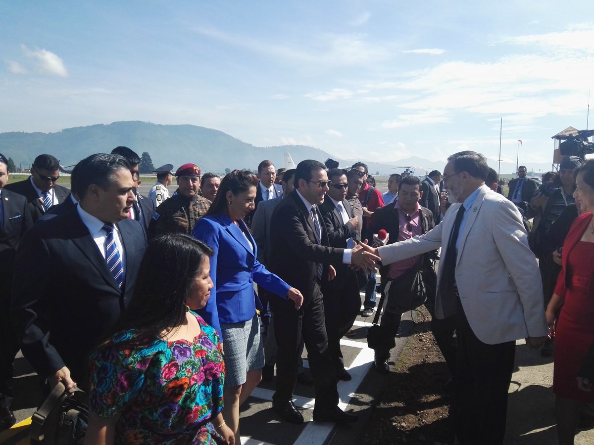 Arnulfo_Chiv's tweet photo. #Quetzaltenango: Presidente @jimmymoralesgt llega para la reapertura del Aeropuerto Los Altos. Via: @guatemala_dgac https://t.co/aV7rfNfgDi