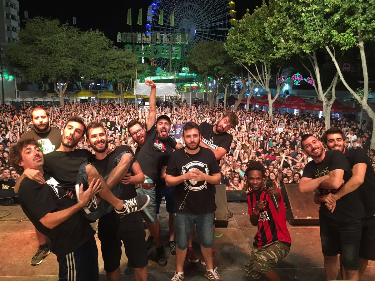 laraizband's tweet photo. Albacete ha destrozado nuestras expectativas.Algunos del grupo casi se quedan a vivir alli.Esta noche @MuxismoRock https://t.co/eV77E2faiA