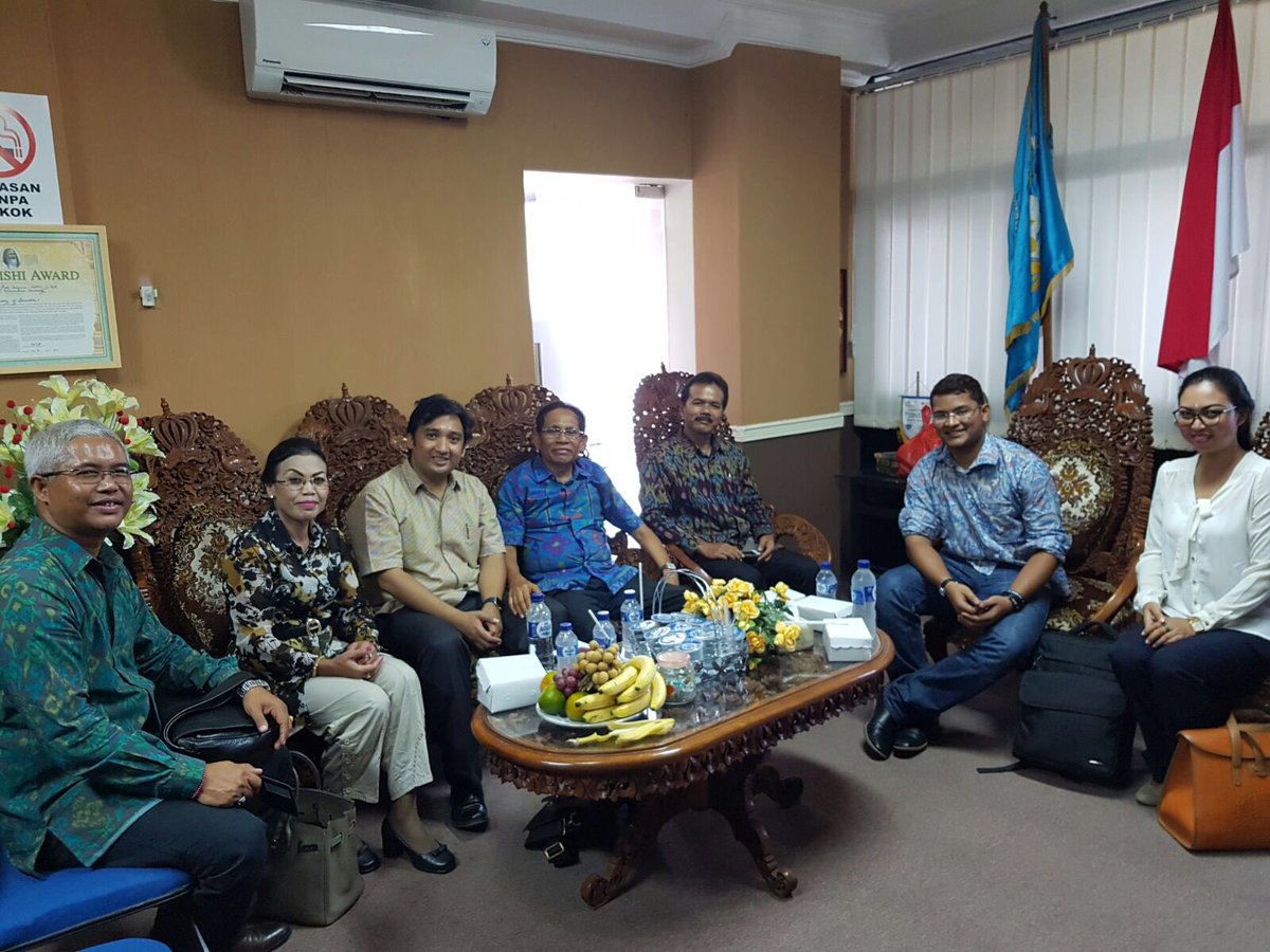 INAinDarwin's tweet photo. Pak @aosny2011 brings @nt_aiya to @Univ_Warmadewa to explore creation of #AIYABali @Portal_Kemlu_RI @aiya_national https://t.co/G729gVWSLX