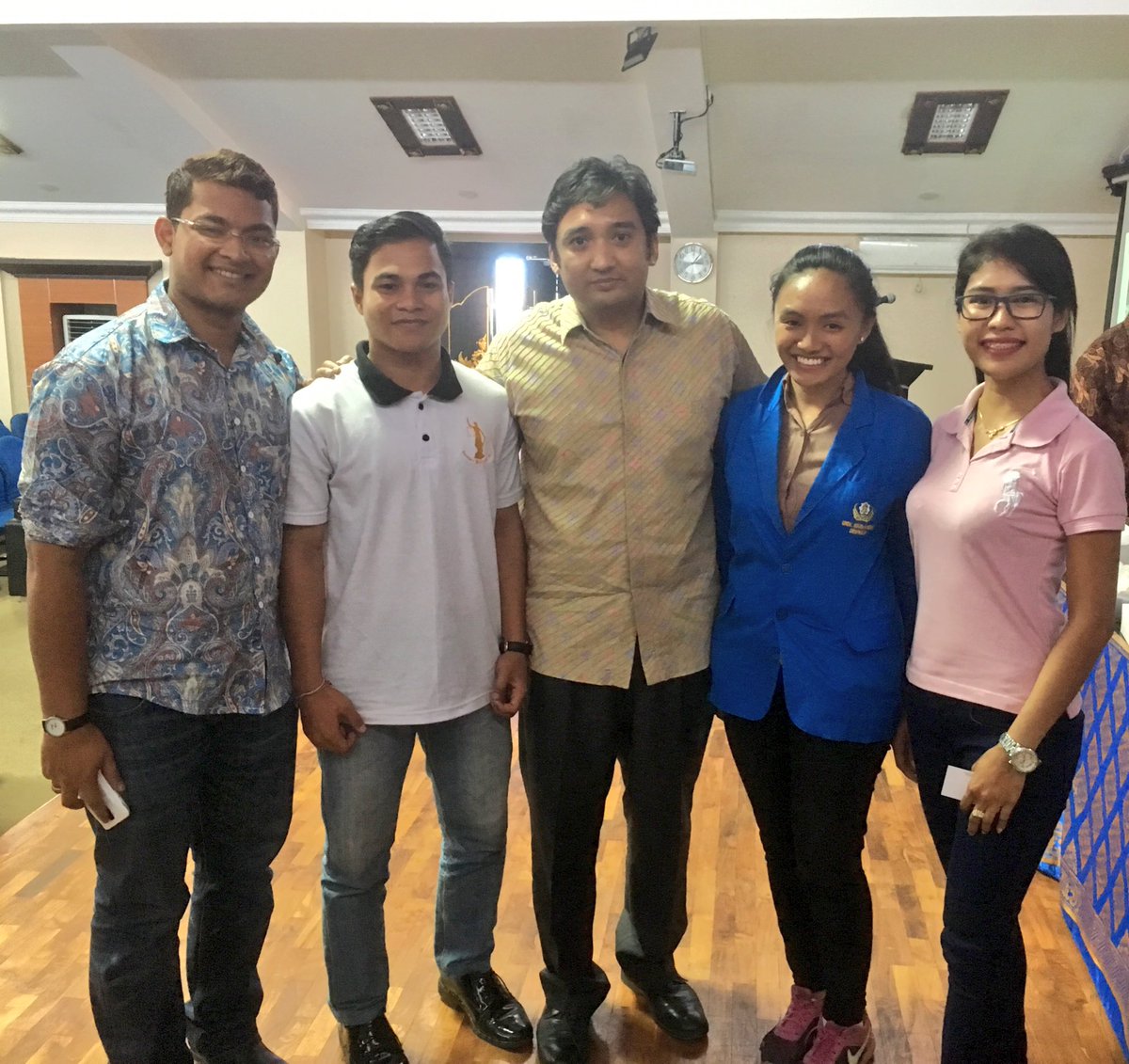 INAinDarwin's tweet photo. Pak @aosny2011 brings @nt_aiya to @Univ_Warmadewa to explore creation of #AIYABali @Portal_Kemlu_RI @aiya_national https://t.co/G729gVWSLX