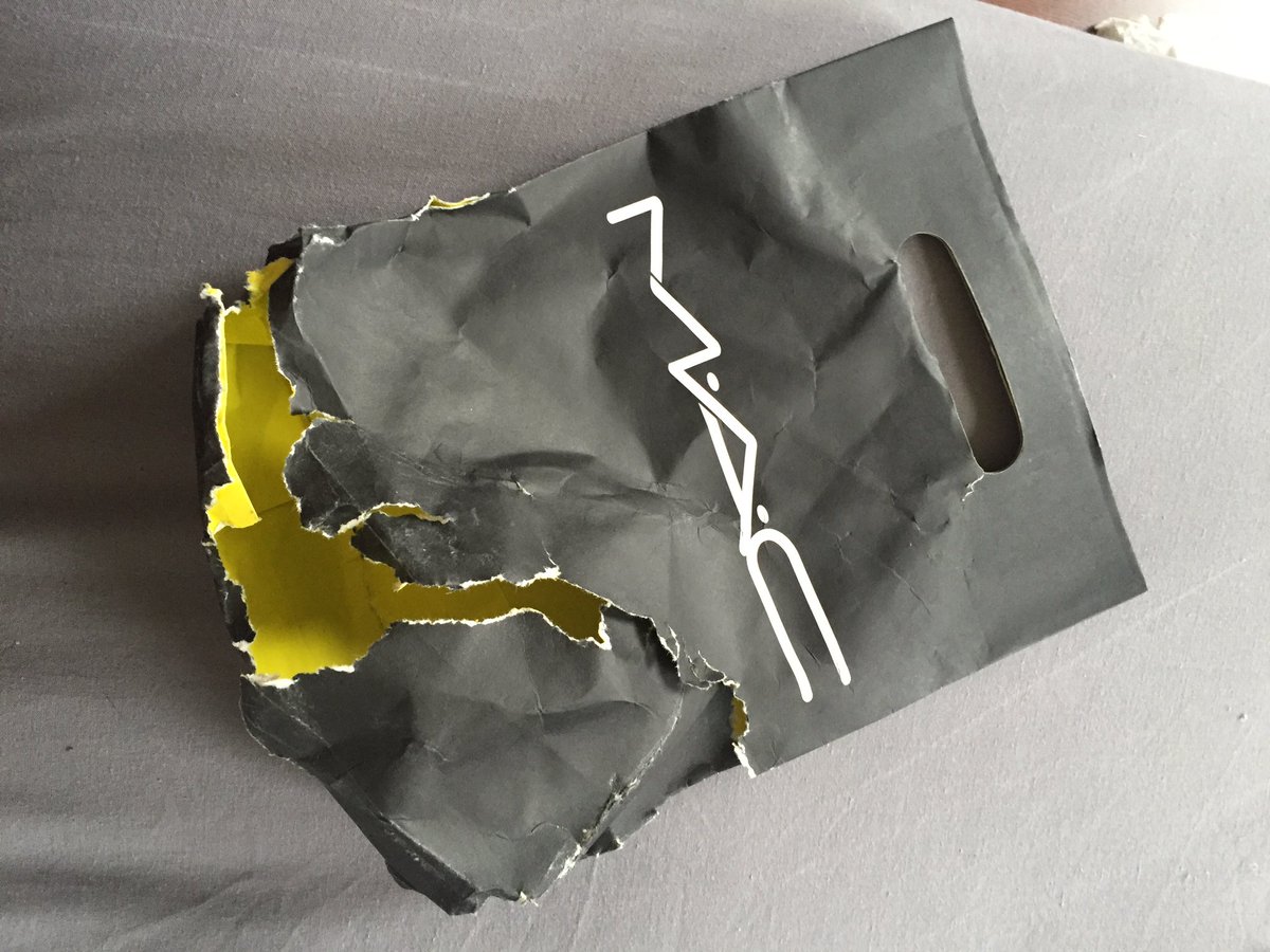 Pittface's tweet photo. This happened in the rain on my way back from @MACcosmetics and nothing fell out 🙏🏻🙏🏻🙏🏻🙏🏻 #makeupmiracle https://t.co/OABf3IJyH8