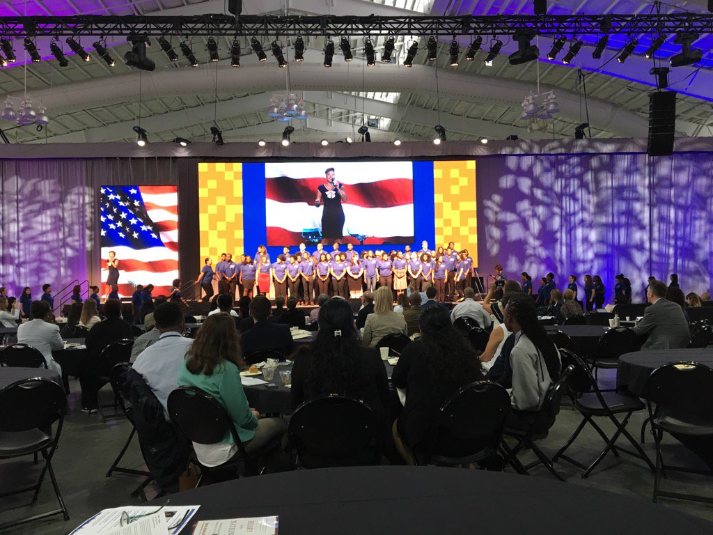 cjavitsredf's tweet image. #OppSummit 72 Americorps members take the service pledge.