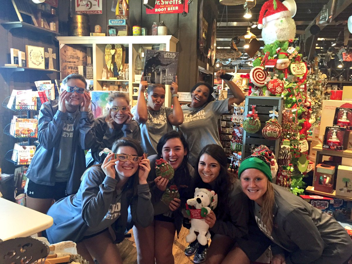 GWU360's tweet photo. Next game of the #PhoenixClassic starts at 2pm. @GWU_VB using the free time for some early Christmas shopping https://t.co/szWqzVbGB1
