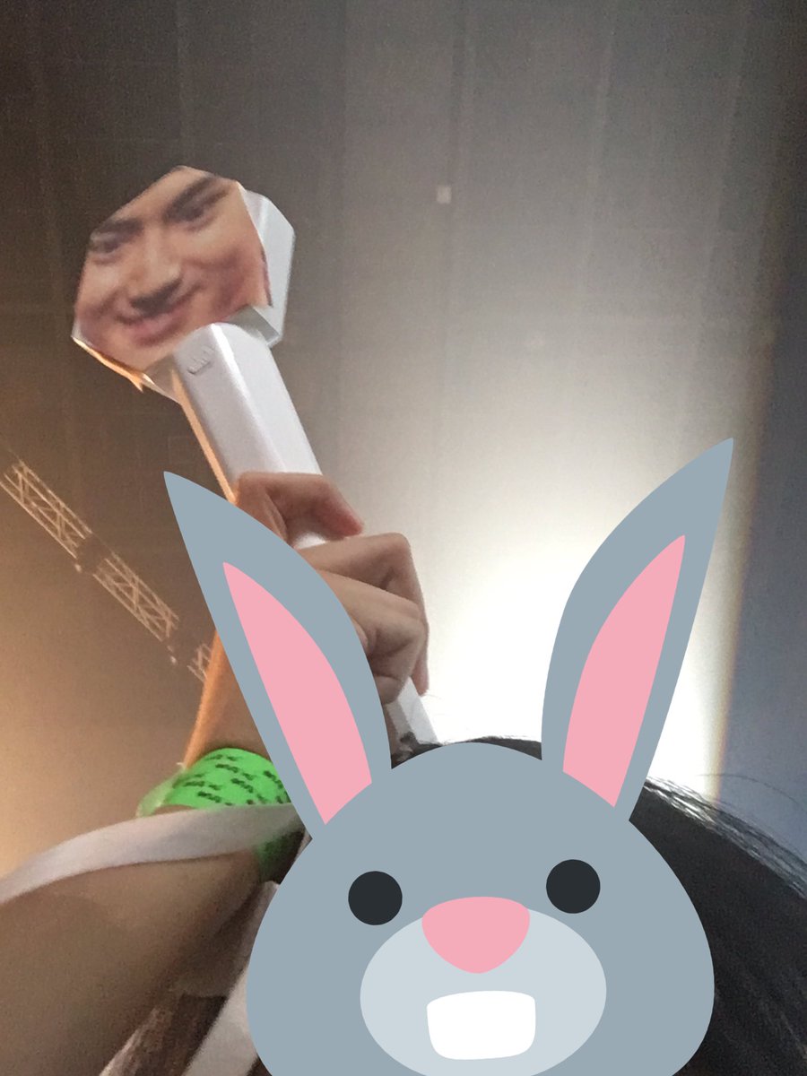 theminnn's tweet photo. บรรลุแล้วค่ะ..เค้าเห็นแท่งไฟชั้นแล้ว #EXOrDIUMinBKK #suhoisallaround https://t.co/yYxgWBoArm