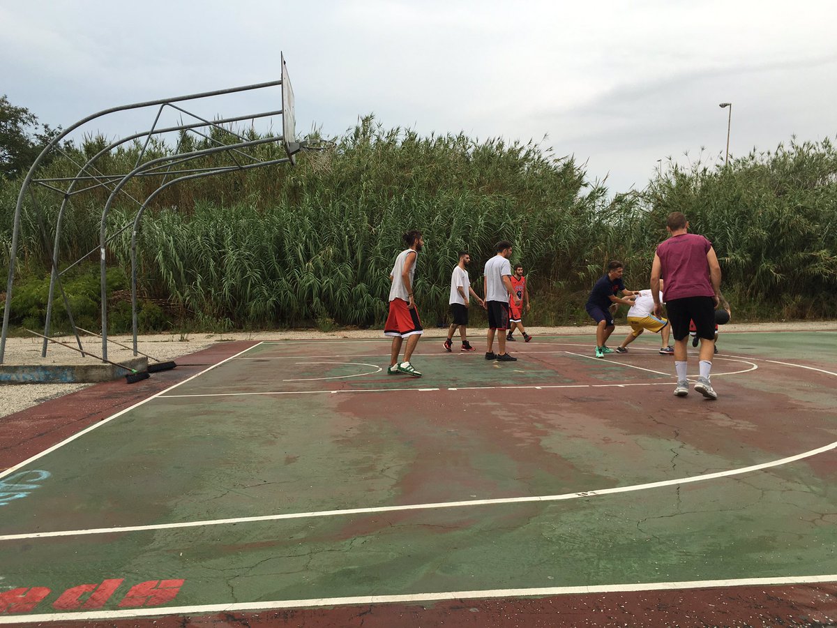#10s #roma #zonarossa basket popolare in corso nel playground dell'ex Cinodromo, ama le sport odia il fascismo