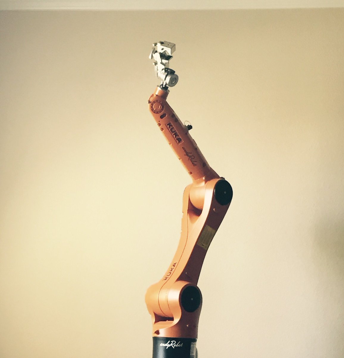 AndyRobot's tweet image. My KUKA KR10 #robot greeting the morning @KUKA_RoboticsUS #robotanimator #art #robotics