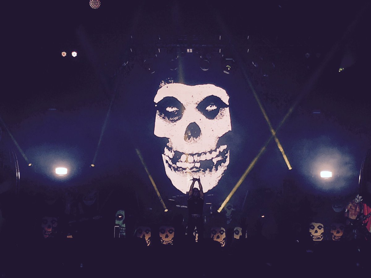 fiendcast138's tweet photo. A great photo courtesy of Jared! #misfits #glenndanzig #jerryonly #doyle #riotfest #chrimsonghost #fiendskull https://t.co/qEBCwCmQzR