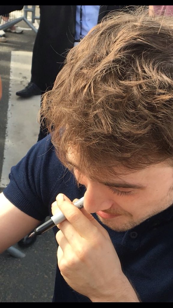 DanRadNews's tweet photo. #DanielRadcliffe SEXY HAIR APPRECIATION POST 😍 #Deauville2016 #signing #fans https://t.co/ApqkjD9fuQ