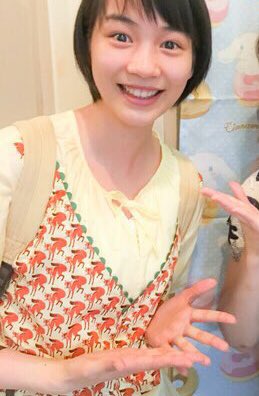 Heart Of Angel のんちゃんブラウスにキツネ あまちゃん第一回 08年夏北三陸駅で最初にアキを迎えてくれた のが子ギツネ 3年後の第137回 震災後の北三陸駅に帰ってきたアキは キツネ相手に暦ダンス この2匹は同じキツネが演じた 名前はゴロちゃん