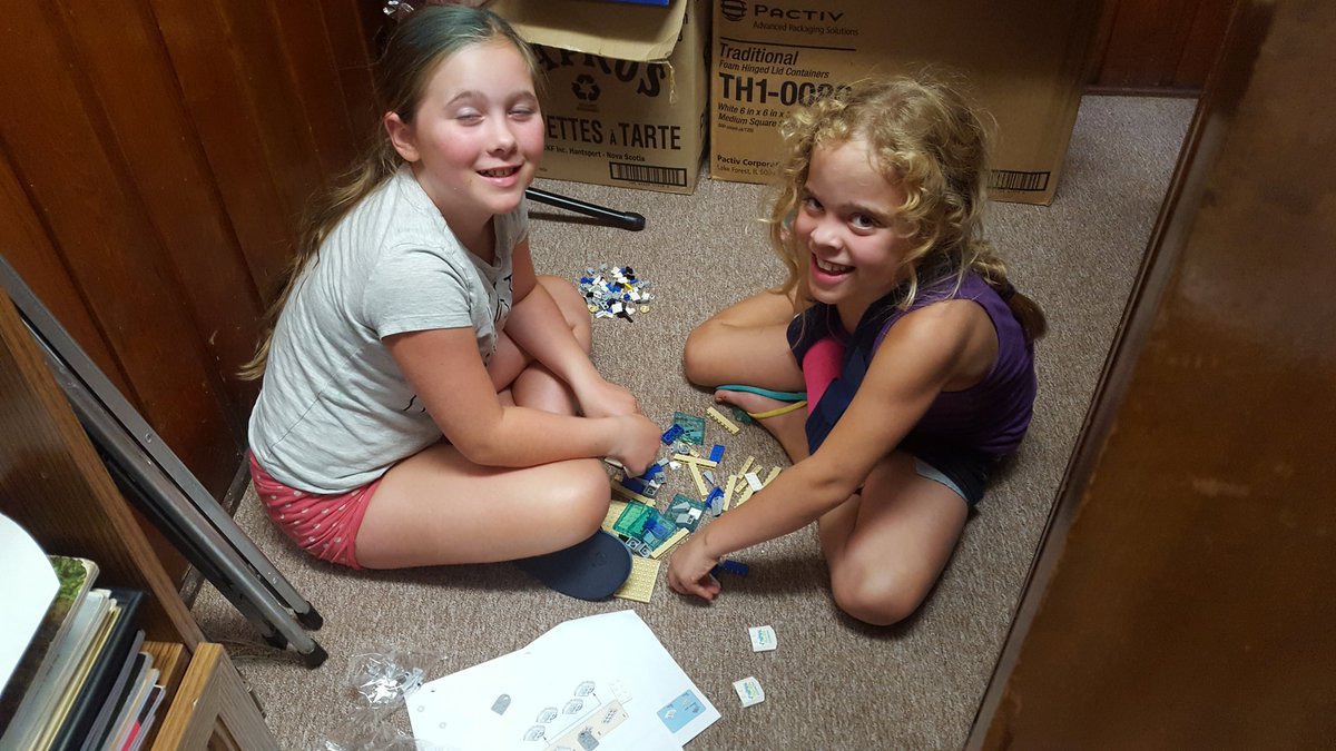 FLL18806's tweet photo. Building Day! #annimalallies #flltweets #acadiarobotics https://t.co/3ty31c0Ce8