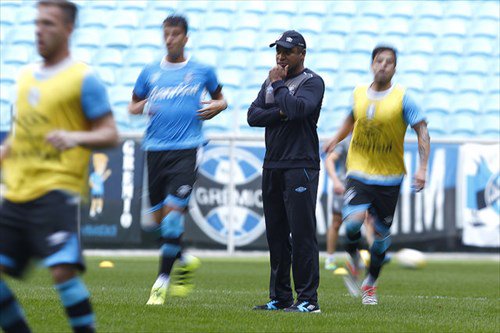 Grupo de torcedores tenta invadir treino fechado do Grêmio na Arena