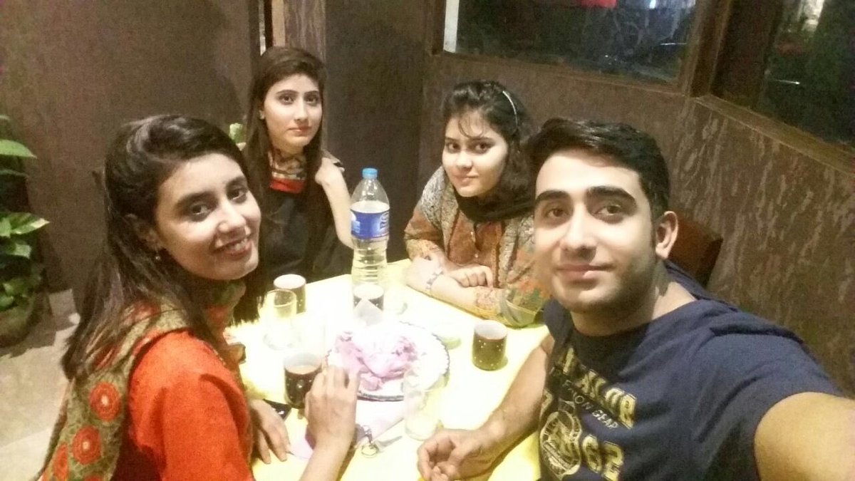 ManamIqbal's tweet photo. Good food and loved ones at #ApnaAdda https://t.co/dBQaTRC8cu